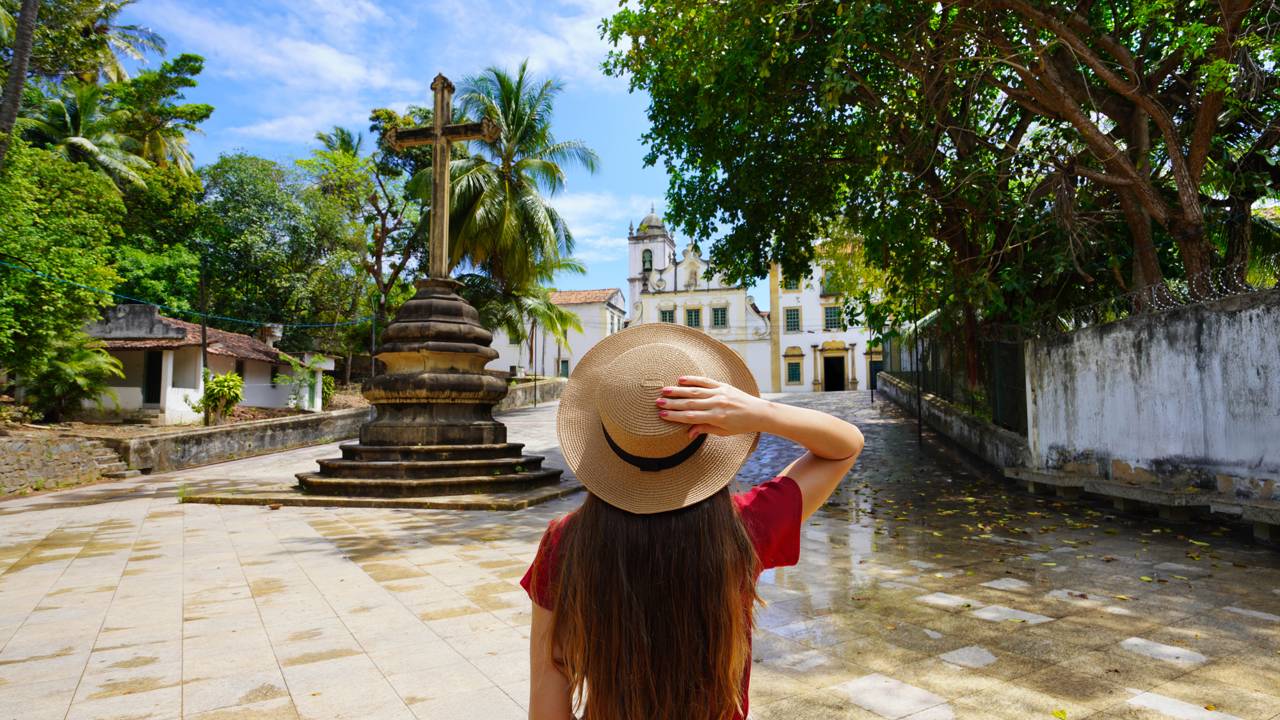 Fundado em 1585 pelos franciscanos, o conjunto arquitetônico guarda azulejos portugueses raros e a história do primeiro convento franciscano do Brasil