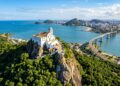 Com sua capela situada no topo de um rochedo de 154 metros, o santuário de 1558 tornou-se o maior ícone religioso e cartão-postal de Vila Velha