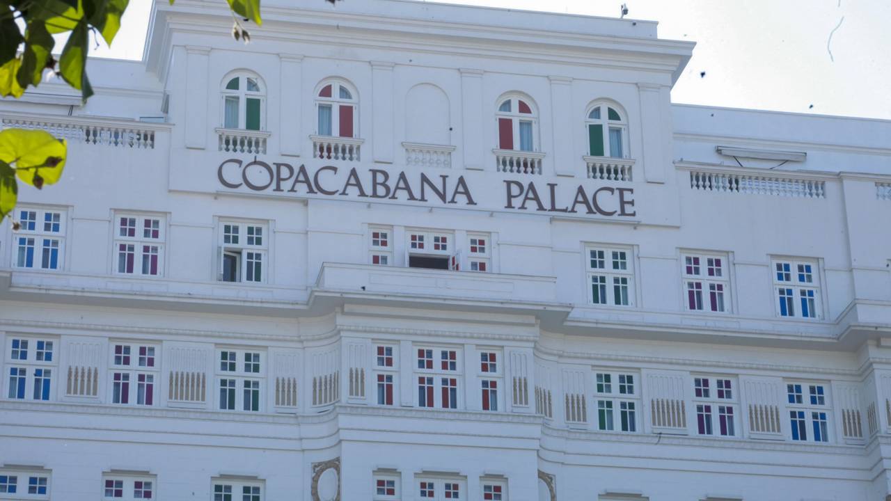 Com 239 quartos luxuosos e fachada de 1923, o hotel no Rio surge como o símbolo máximo da hotelaria e da arquitetura clássica brasileira