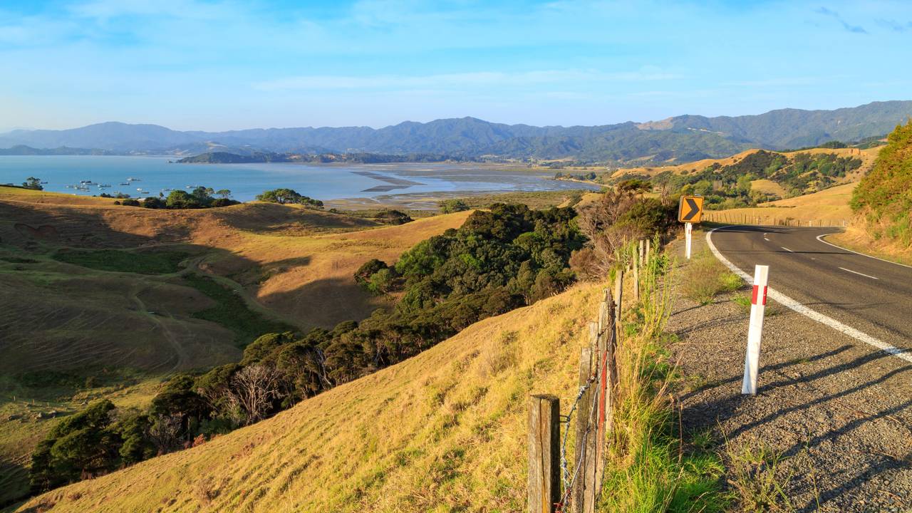 Com curvas sinuosas beirando o mar e falésias da península, a rodovia SH25, na Nova Zelândia, tornou-se o caminho cênico mais charmoso da Ilha do Norte
