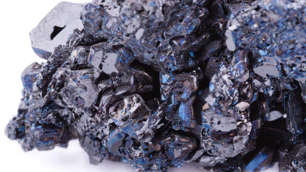 Esqueça o cobre comum, pois este mineral azul índigo com reflexos metálicos surge como uma raridade absoluta da geologia