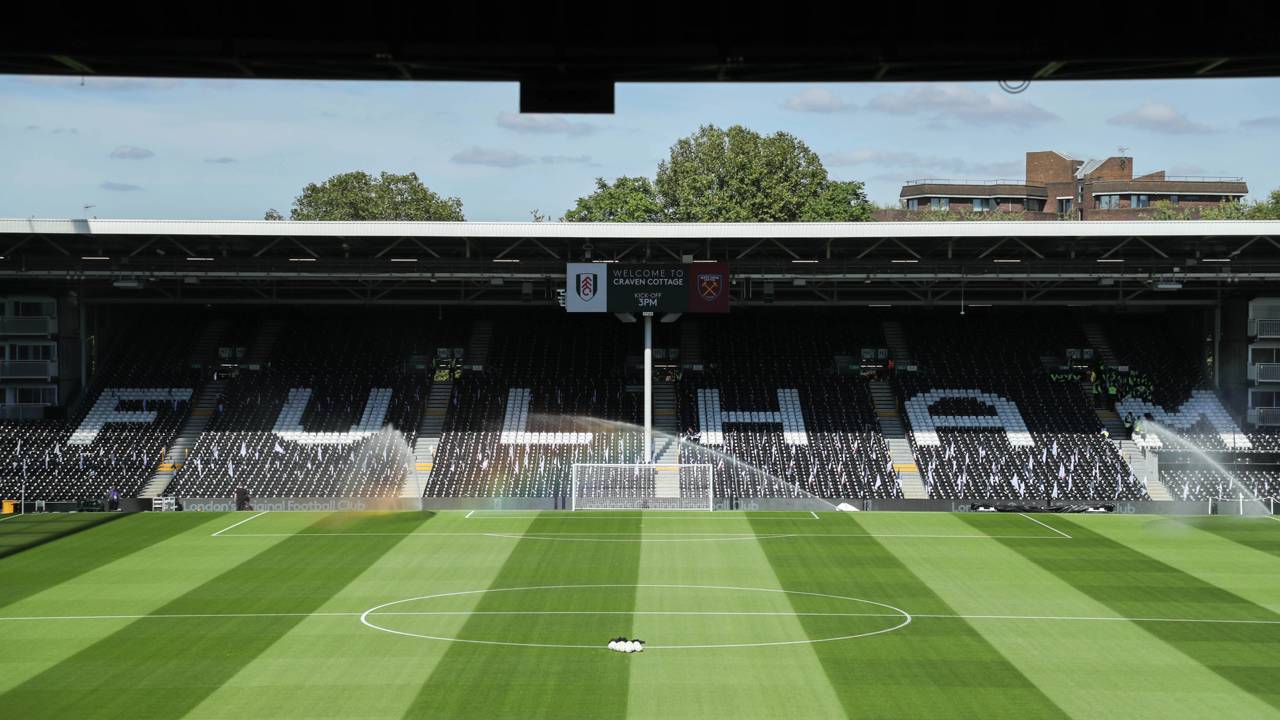 Com 22.384 lugares e fachada de tijolos de 1896, o histórico estádio inglês surge como um marco da engenharia do futebol