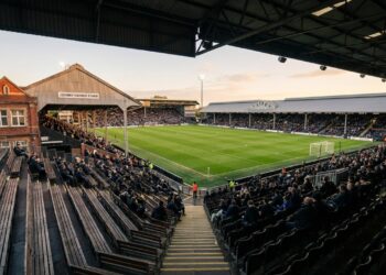Com 22.384 lugares e fachada de tijolos de 1896, o histórico estádio inglês surge como um marco da engenharia do futebol
