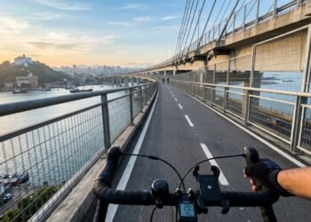 Com 3.339 metros e um vão central de 70 metros, a ponte capixaba surge como um marco da engenharia e possui a ciclovia mais alta do país