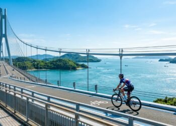 Com 60 km de extensão e 7 pontes suspensas sobre o mar, a rota inaugurada em 1999 é a principal ligação entre as ilhas de Honshu e Shikoku no Japão