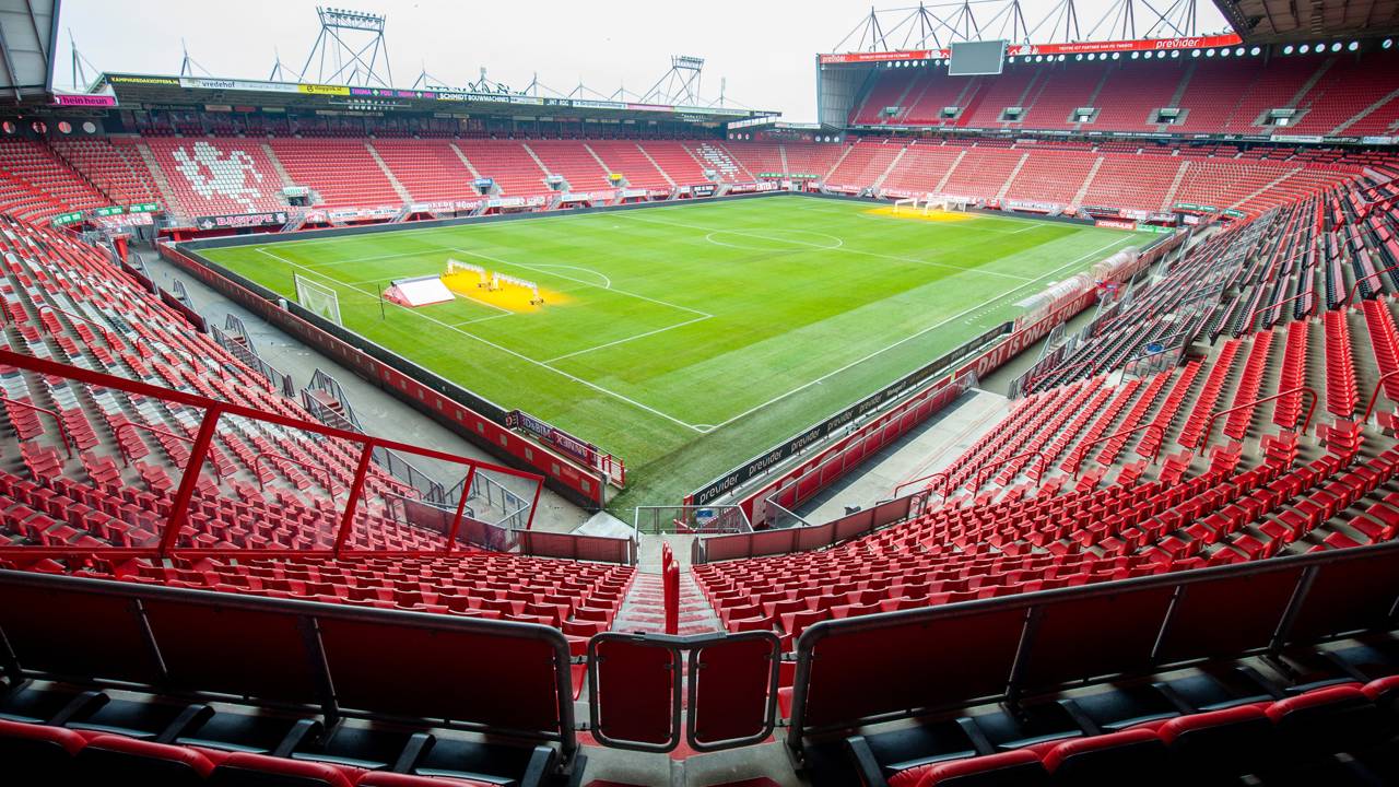 Com 30.205 assentos e um design que prioriza a visão do campo, o estádio em Enschede virou a casa tecnológica e sustentável do FC Twente
