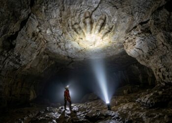 Imagine olhar para o teto de uma caverna e ver pegadas de dinossauros gigantescas de cabeça para baixo, presas na rocha como se a gravidade fosse outra
