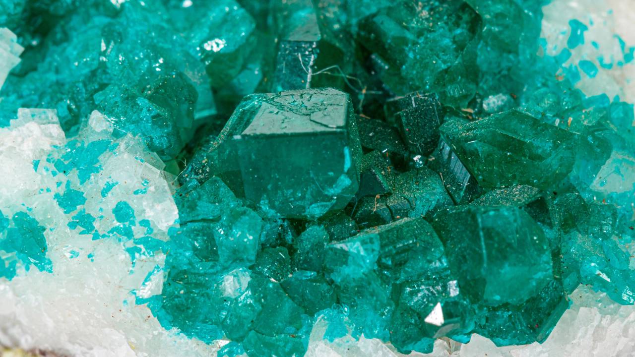 Esqueça a esmeralda comum, pois este silicato de cobre com brilho vítreo surge como uma das gemas mais raras e vibrantes para colecionadores 