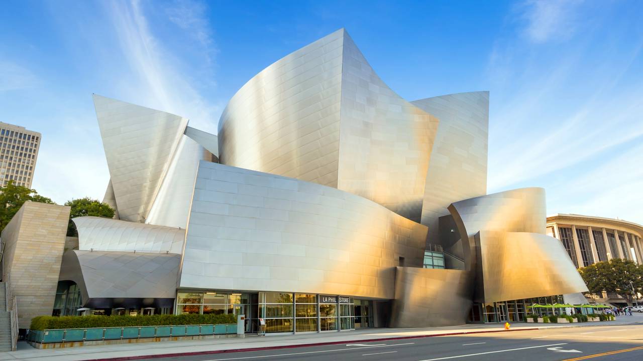 Com suas placas de aço inoxidável curvas e 2.265 assentos, o Disney Concert Hall de 2003 tornou-se o ícone da arquitetura de Frank Gehry em L.A