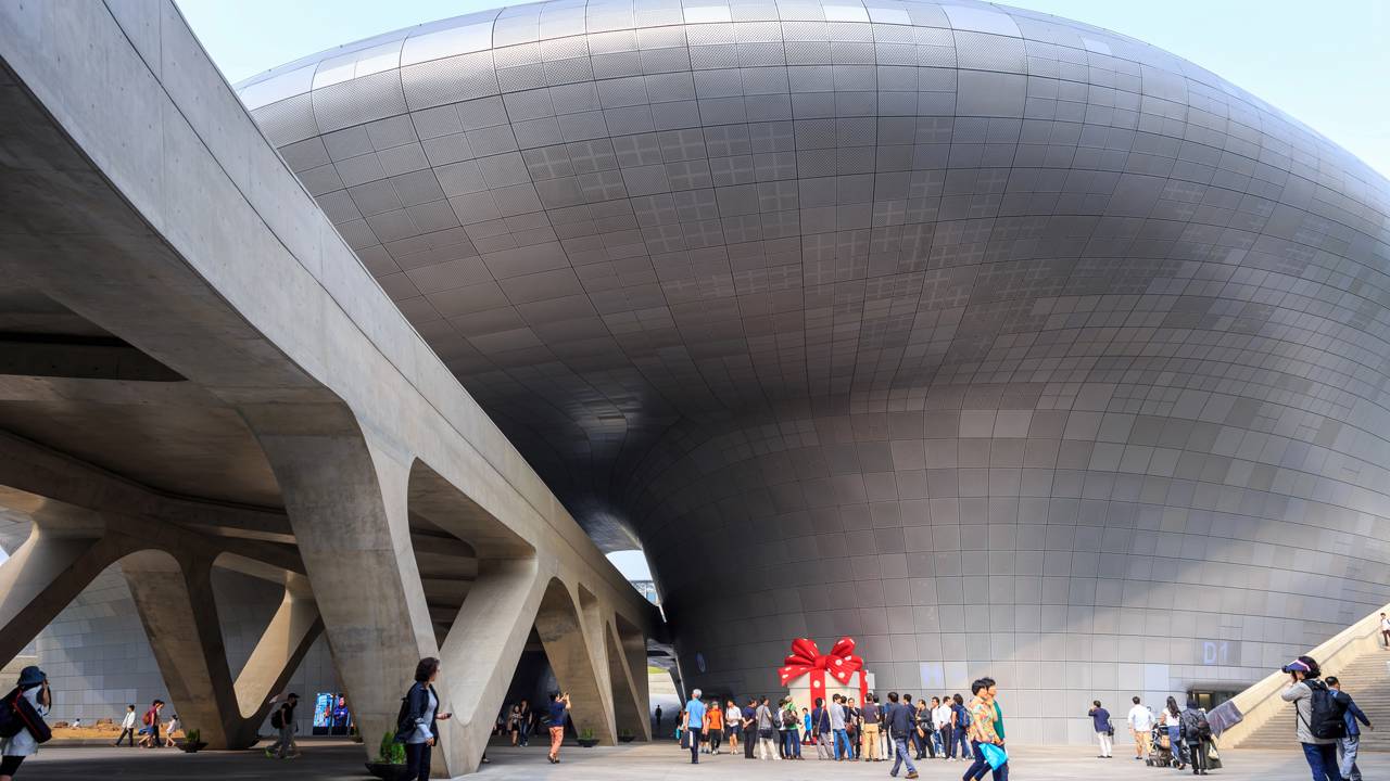 Com 86.574 m² e formas orgânicas, o DDP de Seul, desenhado por Zaha Hadid, surge como um marco da arquitetura neofuturista