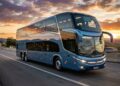 Com poltronas que inclinam 180 graus e sistema de massagem individual, o novo ônibus de dois andares com 14 metros de comprimento redefine o conceito de luxo nas estradas este ano