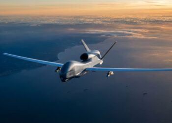 O drone gigante de 14 toneladas possui asas de avião comercial e consegue vigiar continentes inteiros voando sozinho por 32 horas seguidas