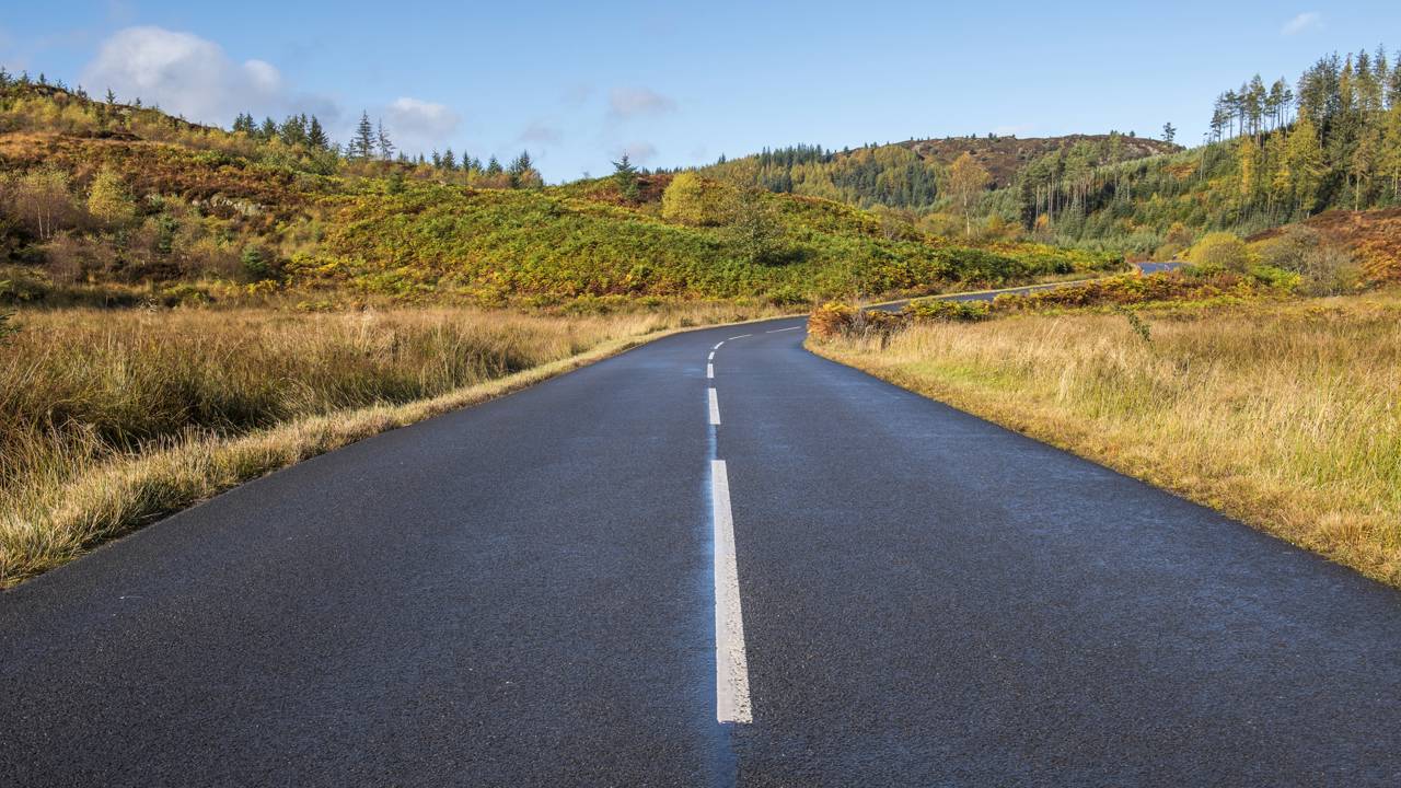 Estrada na Escócia ganha fama por suas curvas a 240 metros de altitude, pois o trajeto de 1885 atravessa florestas densas e lagos nas Terras Altas