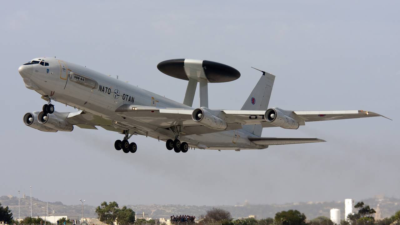 Com um radar giratório de 9 metros, a aeronave AWACS da Boeing surge como a referência de vigilância que monitora 300 mil km² em tempo real