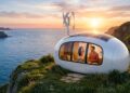 Com formato de ovo e turbina eólica retrátil, a micro-casa de fibra de vidro tornou-se a maior referência de moradia nômade e 100% off-grid