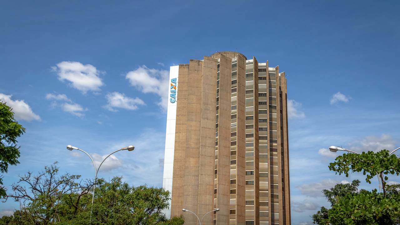 Com 25.493 m² de área e fachada monumental, a sede da Caixa em Brasília surge como um recorde da engenharia modernista