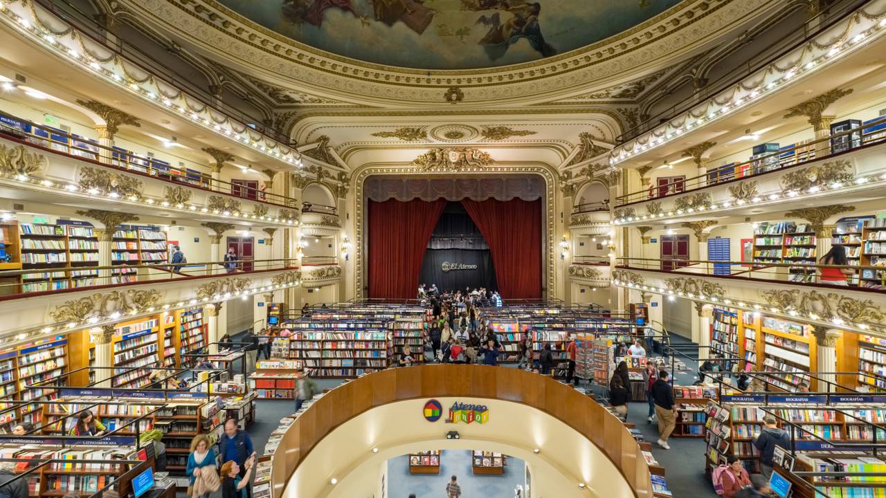 Com 1.050 m² de livros dentro de um teatro de 1919, o espaço é reconhecido como uma das livrarias mais importantes e belas do mundo