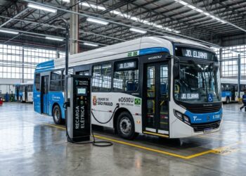 Com investimento de R$ 2,5 bilhões, a nova frota de ônibus elétricos da Mercedes-Benz começa a circular em São Paulo para reduzir custos de manutenção e transformar o transporte público na maior metrópole do país