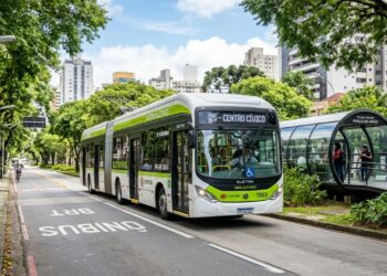 Com 15 metros de comprimento e baterias de lítio que garantem autonomia de 250 quilômetros, o ônibus elétrico nacional transporta 100 pessoas com zero emissão e silêncio total nas avenidas das grandes capitais brasileiras