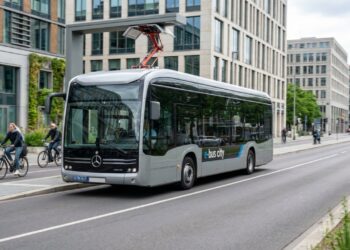 Com baterias de última geração e espaço para 85 passageiros, o ônibus elétrico de 12 metros reduz a emissão de poluentes a zero e domina o transporte europeu