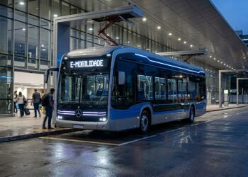 Com autonomia de 500 km e recarga ultrarrápida de 15 minutos, o novo ônibus elétrico brasileiro reduz o custo operacional em 70% e começa a aposentar o diesel