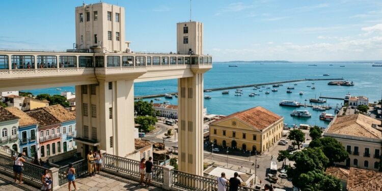 O primeiro elevador urbano do mundo inaugurado há 150 anos que começou funcionando a vapor e hoje transporta quase 1 milhão de pessoas por mês através de um penhasco