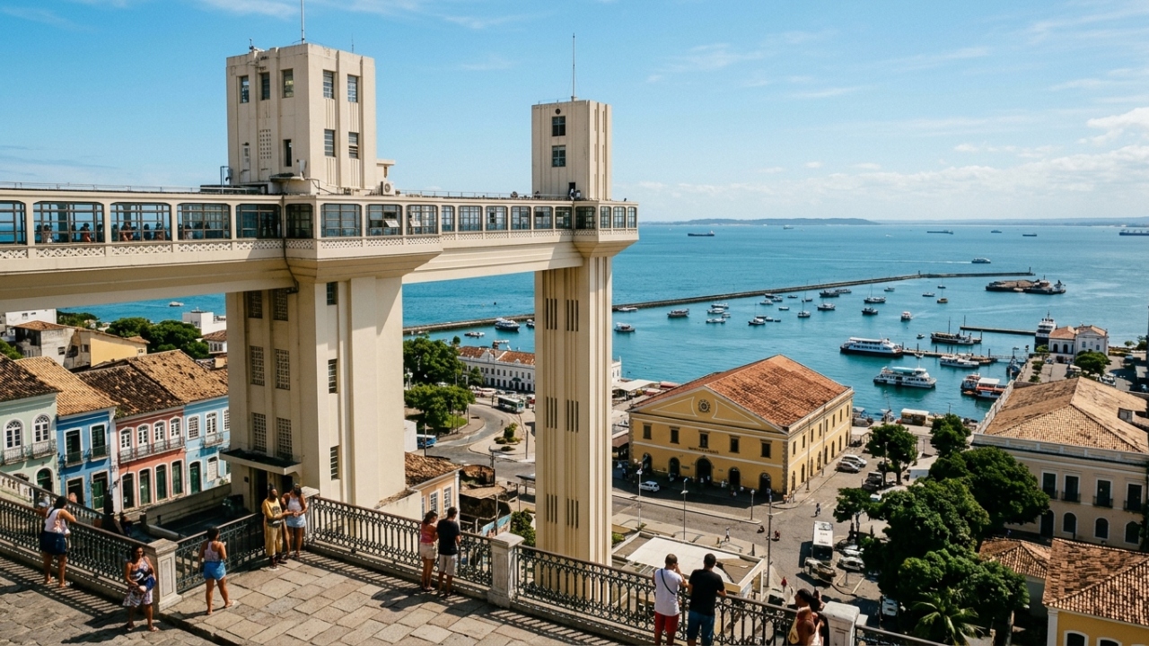 O primeiro elevador urbano do mundo inaugurado há 150 anos que começou funcionando a vapor e hoje transporta quase 1 milhão de pessoas por mês através de um penhasco