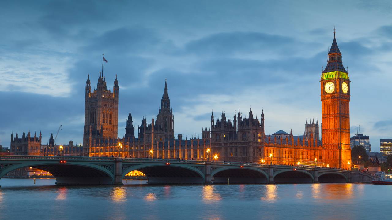 Com 96 metros de altura e um sino colossal de 13 toneladas, a torre neogótica de 1859 surge como a guardiã do tempo mais famosa do mundo