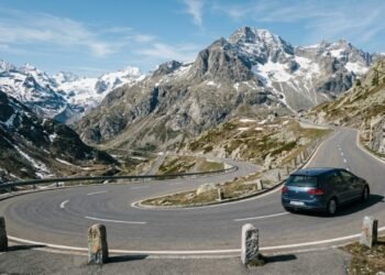 Com 2.284 metros de altitude e raízes históricas romanas, o Passo Julier na Suíça surge como uma das rotas mais antigas dos Alpes