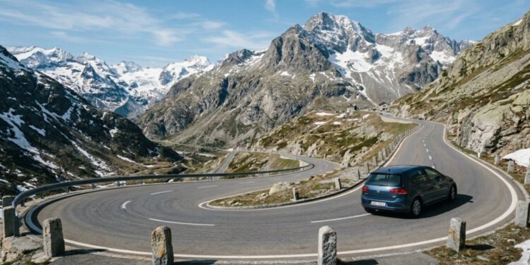 Com 2.284 metros de altitude e raízes históricas romanas, o Passo Julier na Suíça surge como uma das rotas mais antigas dos Alpes