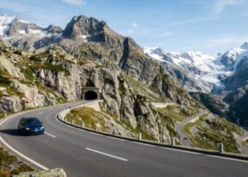 Com 2.224 metros de altitude e túneis em rocha sólida, a estrada Susten na Suíça surge como uma obra de engenharia recorde nos Alpes