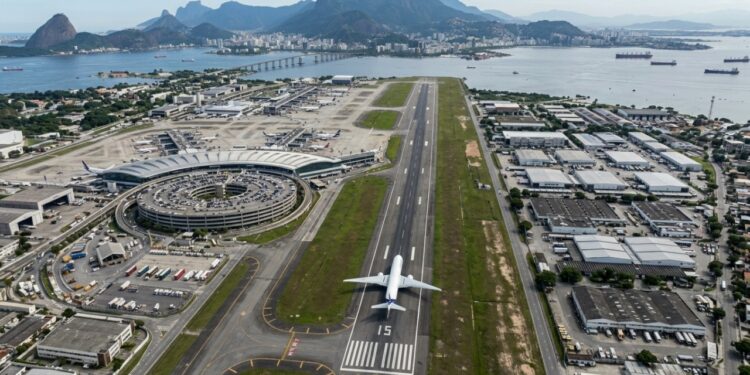 Consolidado em 1952, o Aeroporto do Galeão possui uma pista de 4 km que se tornou um pilar estratégico da aviação brasileira no Rio de Janeiro