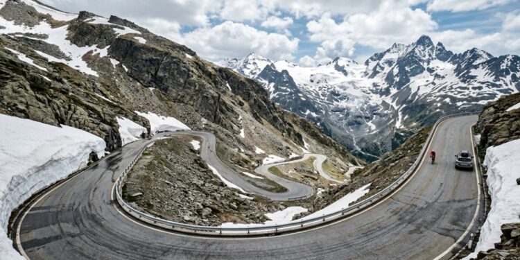 Com 2.478 metros de altitude, o Passo Nufenen na Suíça surge como a passagem asfaltada mais alta de todo o território suíço