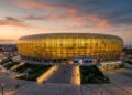 Com 41.620 assentos e fachada que imita o âmbar polonês, a arena moderna virou o maior palco de esportes do norte da Polônia