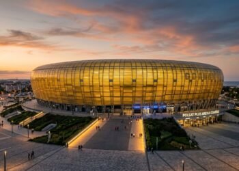 Com 41.620 assentos e fachada que imita o âmbar polonês, a arena moderna virou o maior palco de esportes do norte da Polônia