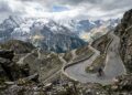 Com 2.621 metros de altura, a passagem de Gavia nos Alpes italianos surge como um dos trajetos asfaltados mais íngremes de toda a Europa