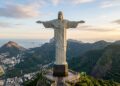 Com 38 metros de altura e braços abertos de 28 metros, o monumento em art déco virou o maior símbolo do Brasil e uma maravilha mundial