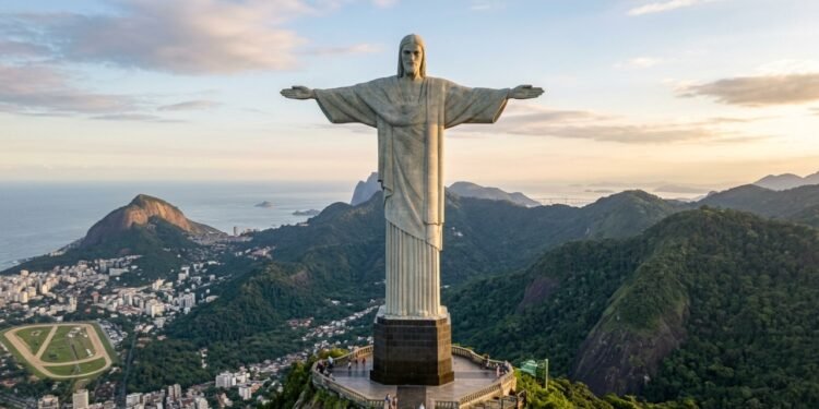 Com 38 metros de altura e braços abertos de 28 metros, o monumento em art déco virou o maior símbolo do Brasil e uma maravilha mundial