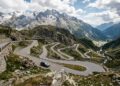 Com 2.113 metros de altitude, a rodovia que liga Suíça e Itália surge como um trajeto histórico de 72 curvas através dos Alpes