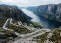Com 27 curvas fechadas em descida íngreme, a rodovia na Noruega surge como um desafio de engenharia que leva direto ao fiorde de Lyse