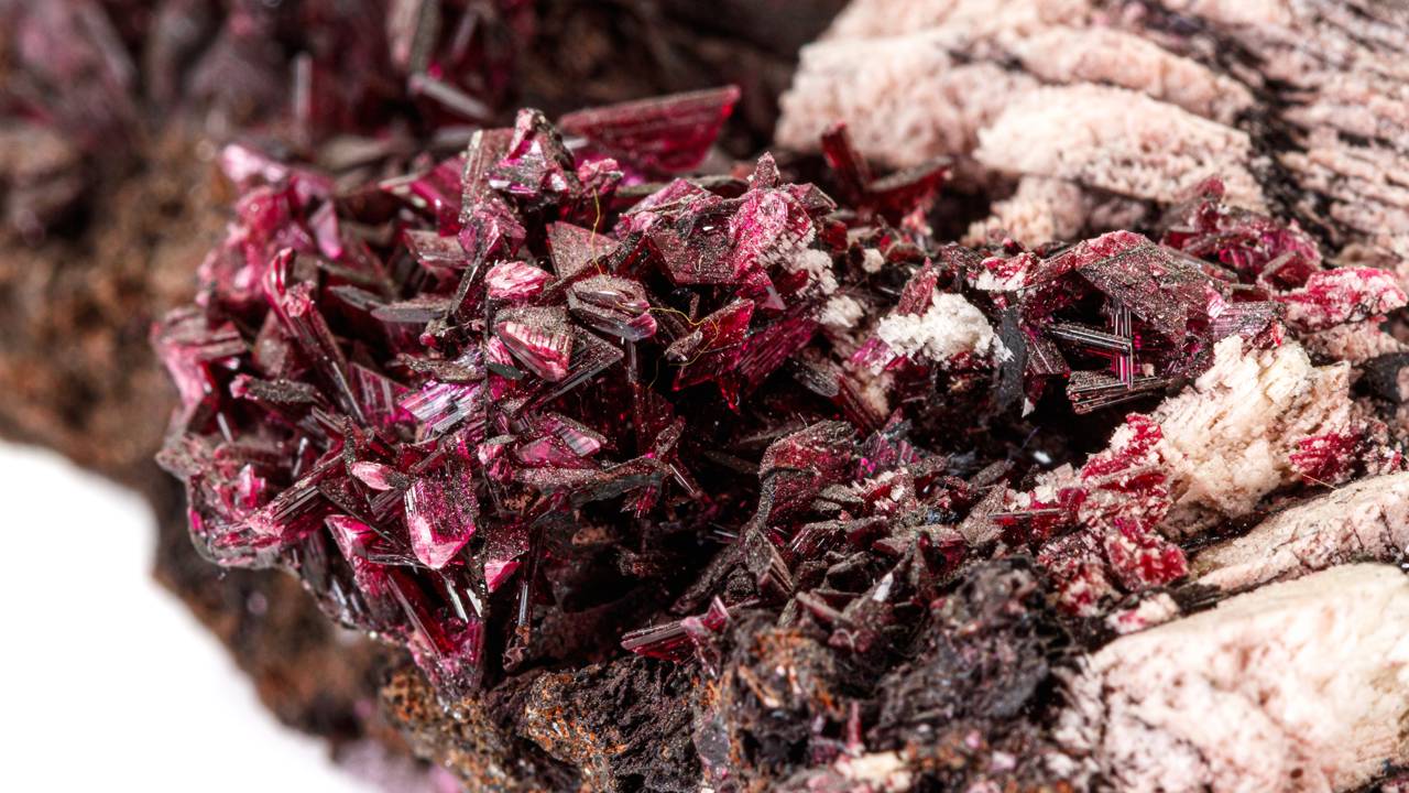 Esqueça o quartzo comum, pois este mineral cor de rosa-choque tem alto teor de cobalto, sendo a obra-prima mais vibrante da geologia