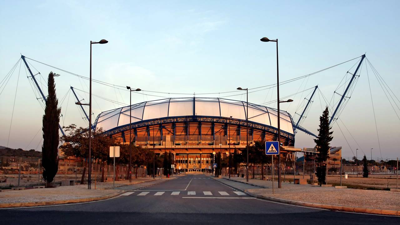 Com 30.002 assentos e uma cobertura translúcida inovadora, a arena portuguesa surge como um marco da arquitetura para o Euro 2004