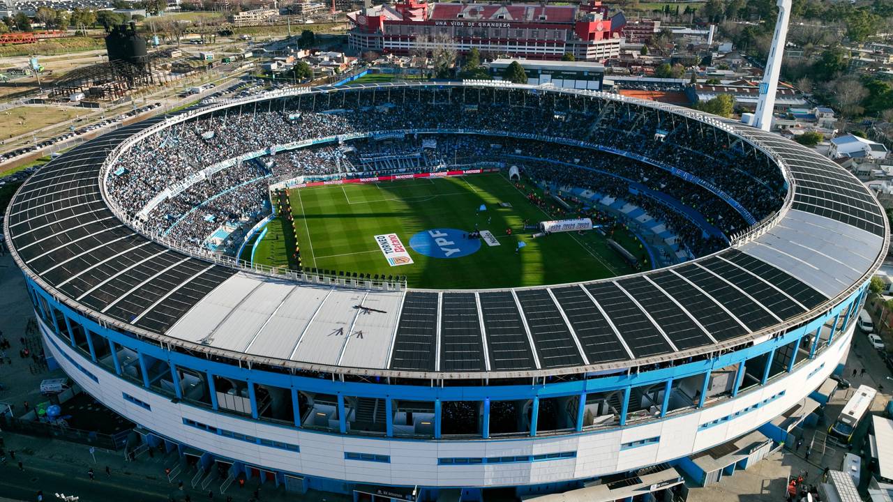 Com estrutura perfeitamente circular e cerca de 55 mil lugares, o estádio do Racing surge como uma das obras arquitetônicas mais singulares e vibrantes da Grande Buenos Aires