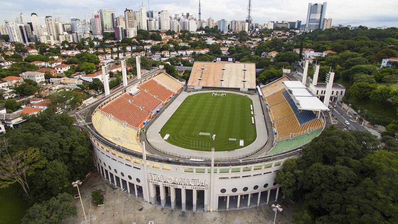 Com arquitetura art déco de 1940 e capacidade para 26 mil torcedores em jogos, o estádio do Pacaembu virou um marco do esporte em SP