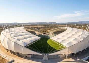 Com 30.002 assentos e uma cobertura translúcida inovadora, a arena portuguesa surge como um marco da arquitetura para o Euro 2004