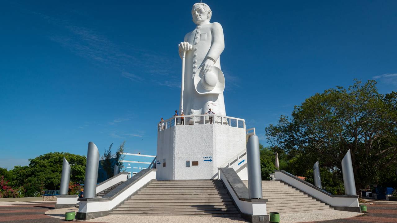 Com 27 metros de altura e 300 toneladas, o monumento no Ceará surge como um ícone da fé e atrai milhões de fiéis