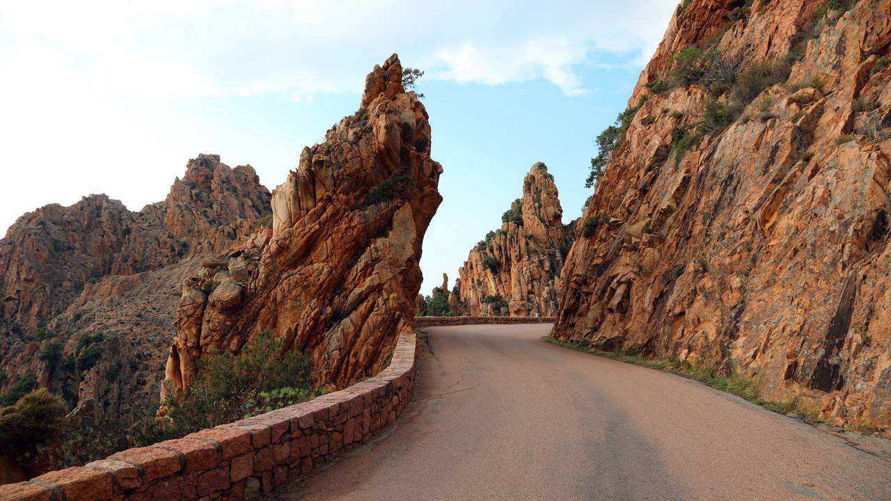 Com penhascos vermelhos de 400 metros de altura, a estrada francesa surge como um espetáculo visual e uma obra singular de integração com a natureza
