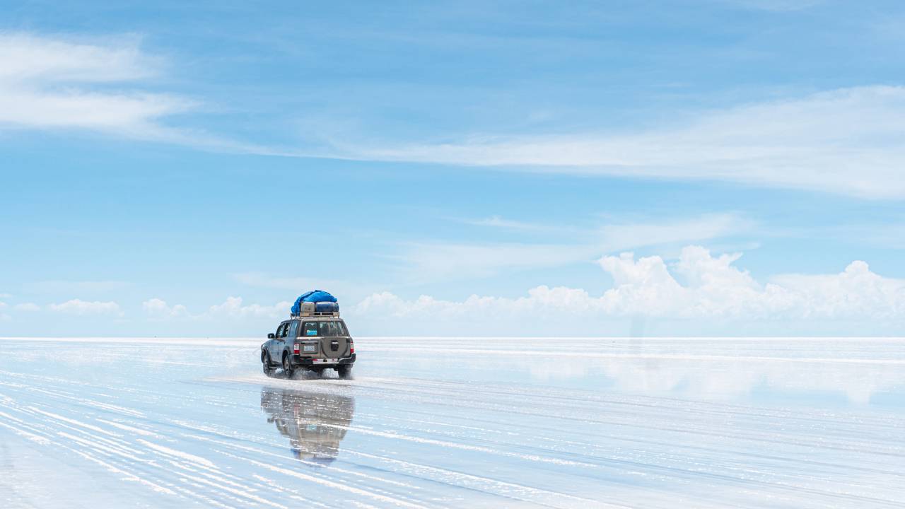 A planície de 10.582 km² de sal na Bolívia desafia a direção; atravessar este deserto branco exige orientação precisa sobre a maior crosta de sal do mundo