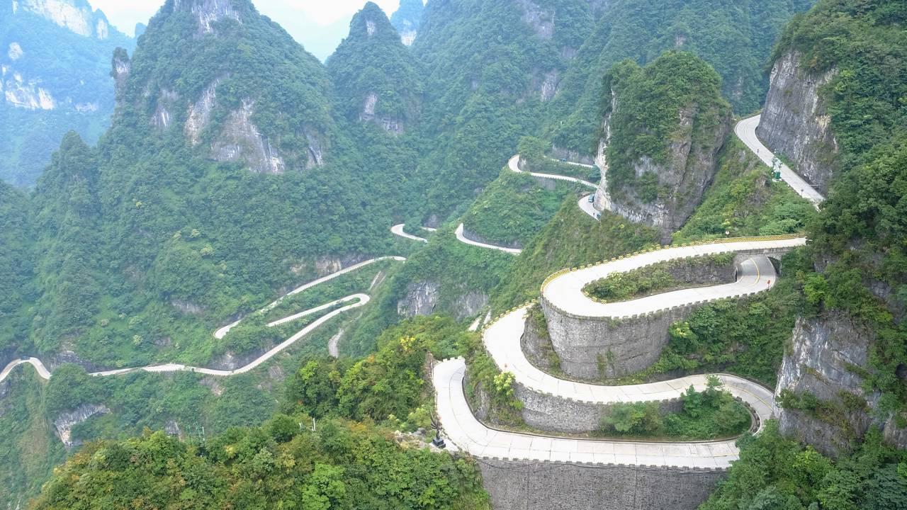 Com 99 curvas que sobem 1.100 metros em 11 km, a rodovia na China é considerada uma das maiores obras de engenharia rodoviária do planeta