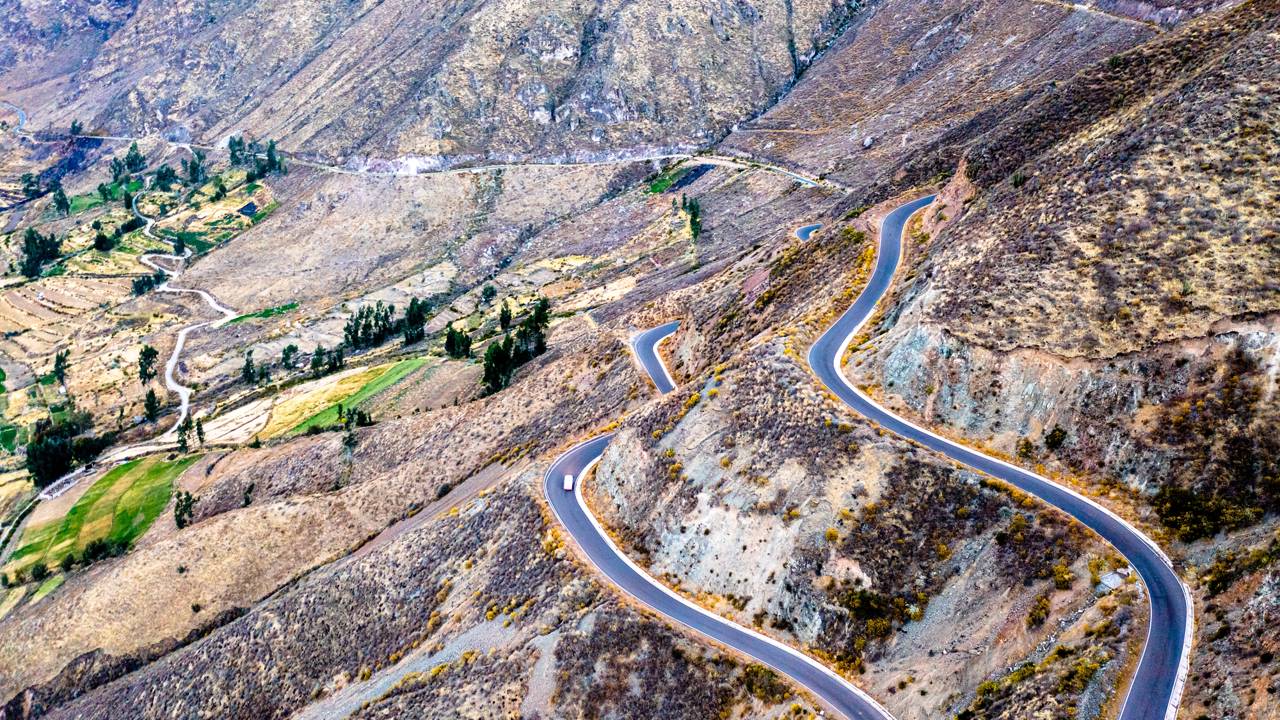 A rodovia peruana serpenteia um dos cânions mais profundos do mundo a 4.000 metros de altitude, desafiando motoristas com abismos de tirar o fôlego